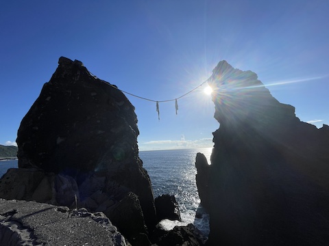 鹿岡の夫婦岩の風景