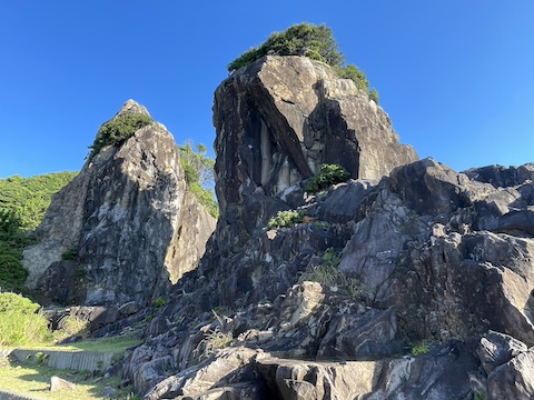 鹿岡の夫婦岩の風景